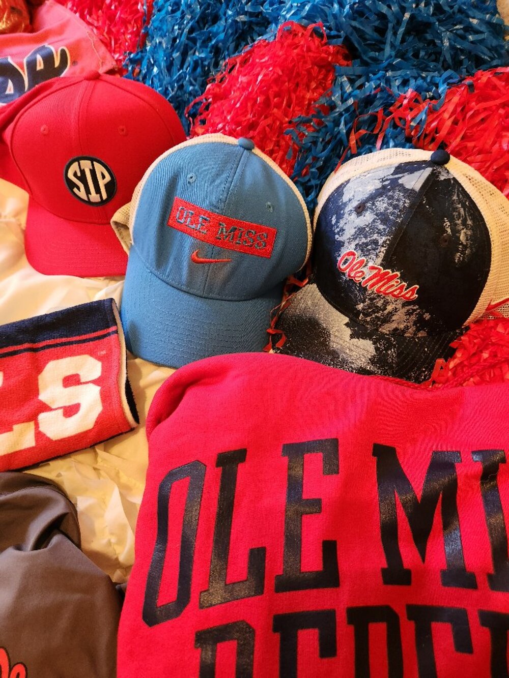 Ole Miss Rebels 27+ Piece Ultimate Fan / Tailgate Collection – Excellent Conditi